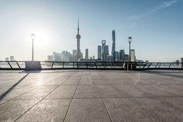 خط افق پانوراما شانگهای با کف خیابان خالی