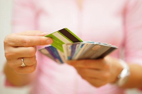 زن یک کارت اعتباری را از بین بسیاری از مفهوم کارت اعتباری انتخاب می کند