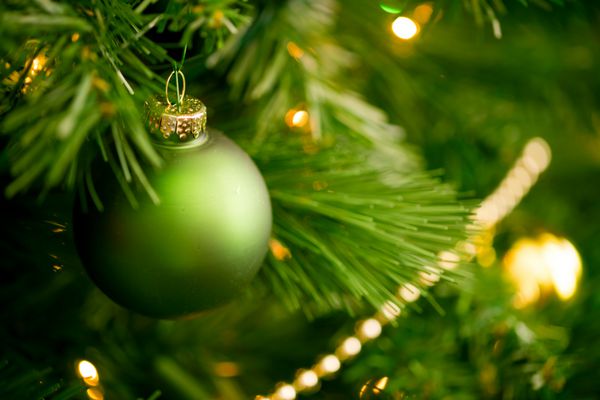 درخت کریسمس با زیور آلات نمای نزدیک