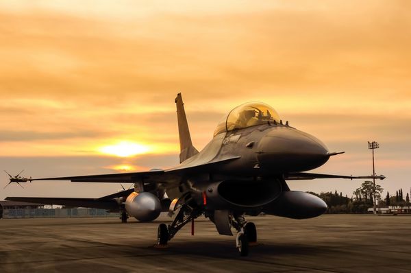 جت جنگنده F16 فالکون در پس زمینه غروب خورشید