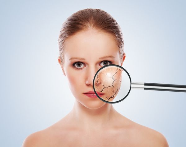 مفهوم اثرات آرایشی درمان و مراقبت از پوست صورت زن جوان قبل و بعد از عمل