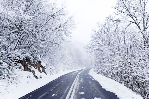 جاده پوشیده از برف زمستان