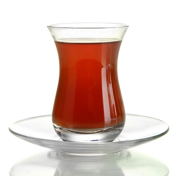 شیشه ای از چای ترکیه جدا شده بر روی سفید