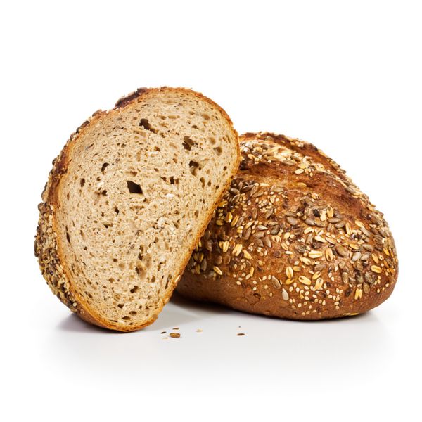نان کامل نان خرد شده نصف شده بر روی زمینه سفید است