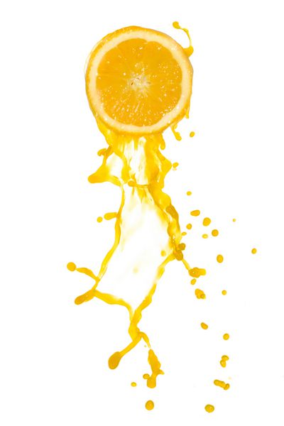 پرتقال آب پرتقال جدا شده بر روی زمینه سفید