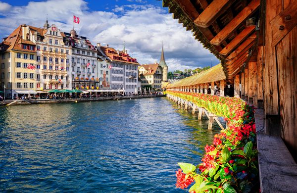 لوکزر سوئیس نمایش شهر قدیمی از پل معروف چپل