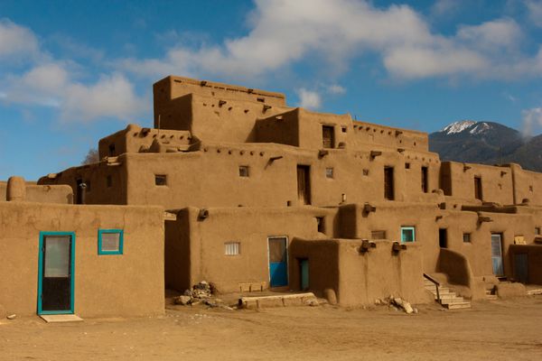 روستای Taos Pueblo یک میراث جهانی یونسکو یک روستای سنتی Adobe Native American می باشد