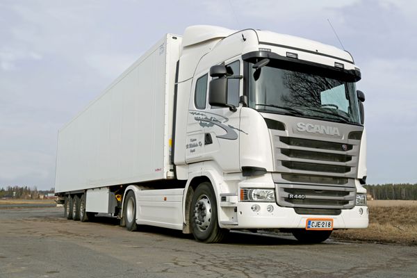 KOSKI TL FINLAND 2014 مارس 9 کامیون Scania R440 پارک شده است اسکانیا در سال 2013 ثبت اختراع جدید را با بیش از 700 اختراع اعلام کرد