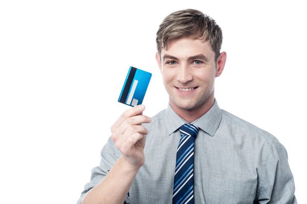 پسر شرکتی لبخند زدن کارت بدهی خود را نشان می دهد
