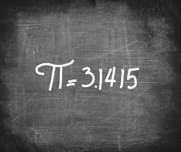 تعداد Pi با قلم سفید بر روی تخته سیاه مفهوم ریاضیات