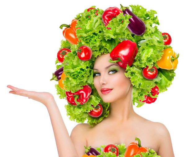 دختر زیبایی با سبک موهای سبزیجات زیبا زن جوان با سبزیجات در سر او مفهوم غذای سالم رژیم غذایی غذای گیاهی مفهوم رژیم غذایی کاهش وزن غذای وگان تغذیه سالم
