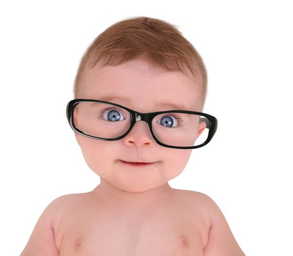 یک کودک کوچک ناز با عینک های چشم در یک پس زمینه سفید رنگ برای مفهوم آموزش و پرورش یا بینایی قرار می گیرد
