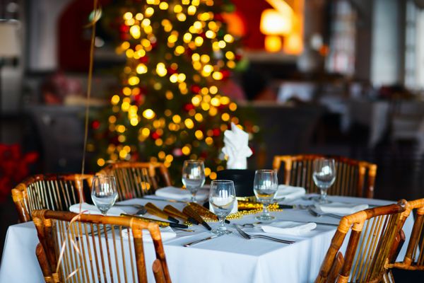 تنظیم جدول زیبا برای جشن کریسمس و یا جشن سال نو در رستوران
