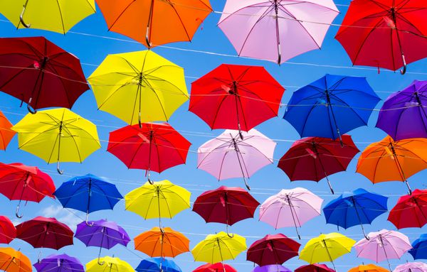 چتر رنگی در آسمان تزئین شده است