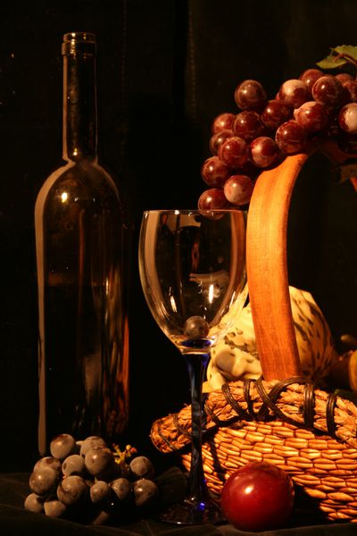 ترکیب کلاسیک بطری و شیشه ای با سبد انگور