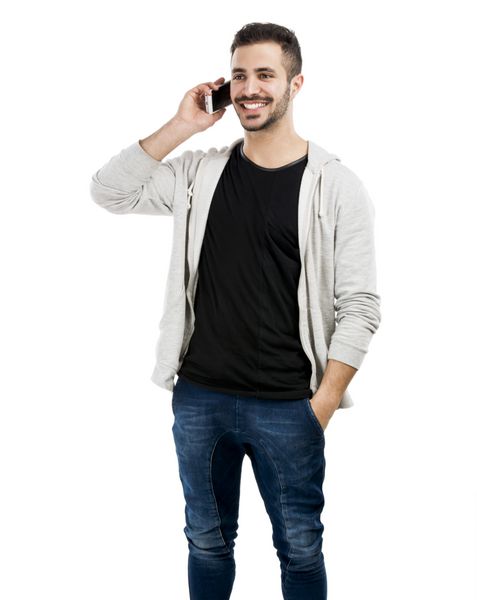 جوان مبارک صحبت کردن در تلفن همراه جدا شده بر روی زمینه سفید