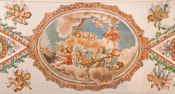 SEVILLE SPAIN 28 اکتبر 2014 نقاشی دیواری فرشتگان با ابزارهای موسیقی بر روی سقف در کلیسای بیمارستان دلوس Venerables Sacerdotes توسط خوان د ولدز Leal 1622 1690