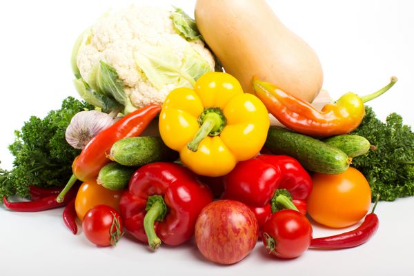 سبزیجات جدا شده بر روی زمینه سفید مفهوم غذای سالم
