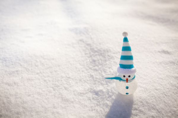 آدم برفی در برف دکوراسیون کریسمس زمستان