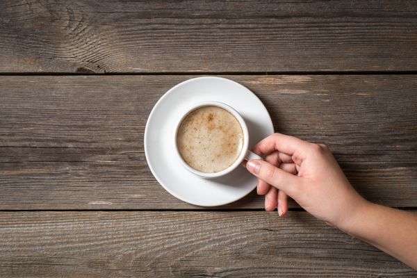زن با فنجان گرم با قهوه تازه
