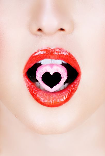 بستن دهان شیرین زن روی قلب آبنبات با لب های قرمز