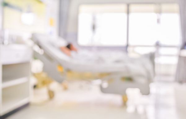 تصویر تاری از بیمار با قطره در بیمارستان برای استفاده پس زمینه