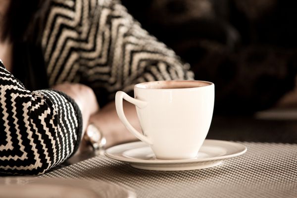 فنجان قهوه در میز در کافه