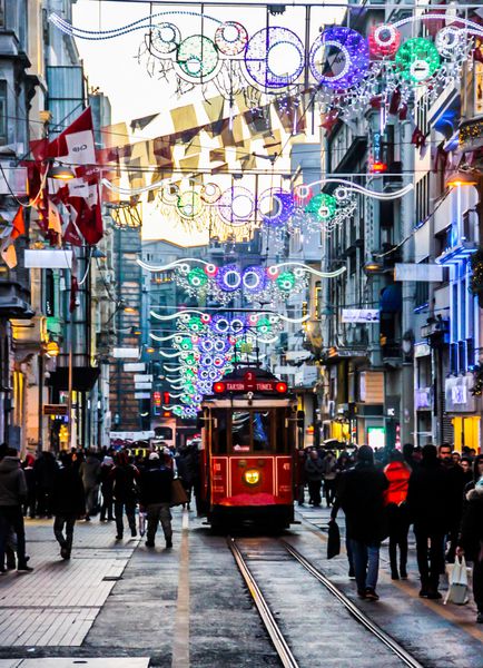 استانبول ترکیه 02 ژانویه 2017 تراموا یکپارچهسازی از راه دور بین Taksim و Tunel از طریق Istiklal Caddesi تزئین شده خیابان Istiklal در شب اجرا می شود