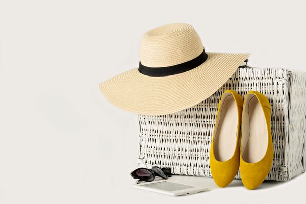 چمدان ترکه یاقوت کبود سفید کلاه زنانه عینک آفتابی کفش زرد و کتاب الکترونیکی