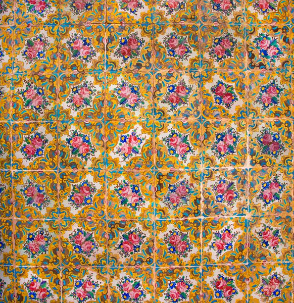مثال بزرگی از فرهنگ اسلامی کاشی های تاریخی در دیوارهای قدیمی خانه با الگوها و گلها ایران