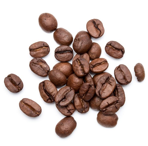 دانه های قهوه ای برشته شده جدا شده بر روی زمینه سفید