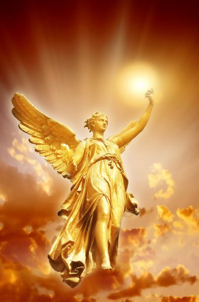 فرشته طلا با نور الهی بیش از آسمان عرفانی زیبا