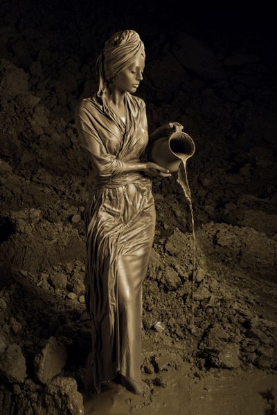 پرتره زنانه یک زن جوان زیبا با رس با یک گلدان باستانی پوشیده شده است
