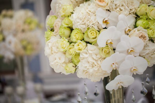 گل های زیبا در میز عروسی در روز عروسی