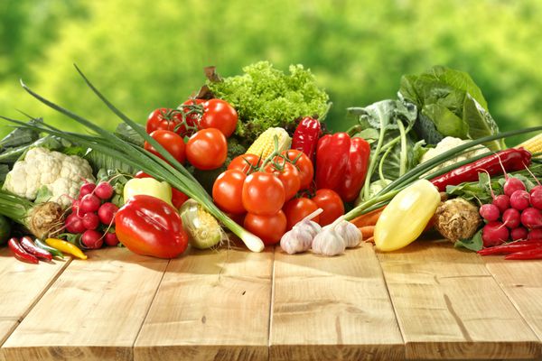 میز چوبی و سبزیجات کم