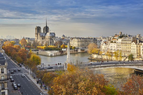 دیدگاه منظره Notre-Dame de Paris با جزایر سنت لوئیس و Cite در روز سقوط روشن