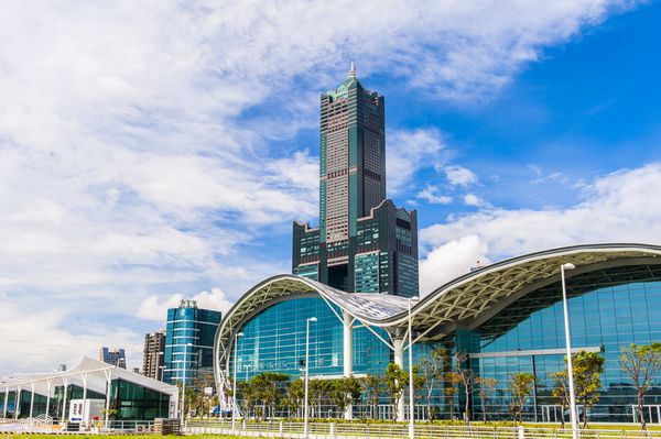 KAOHSIUNG CITY TAIWAN JULY 11 Tuntex Sky Tower و مرکز نمایشگاه در Kaohsiung Taiwan 11 ژوئیه 2015 این دومین ساختمان بلند در تایوان است