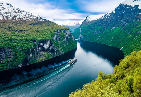 فیرور گیرنگر زیبا طبیعت نروژ این 15 کیلومتر 93 مایل شاخه دور از Sunnylvsfjorden است که یک شاخه از استورف جوردن آبدره بزرگ است