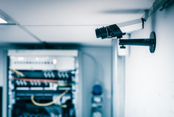یک دوربین نظارت امنیتی CCTV در یک اتاق سرور