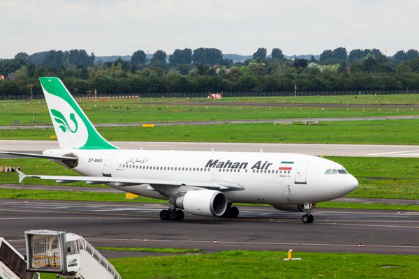 DUSSELDORF GERMANY-SEPTEMBER 05 زمین A310 در تاریخ 05 سپتامبر 2015 در فرودگاه دوسلدورف GermanyMahan Air به عنوان بزرگترین حامل در کشور ایران