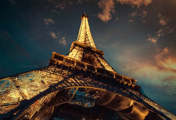 پاریس ژوئن 22 نورپردازی برج ایفل در تاریخ 22 ژوئن 2016 در پاریس برج ایفل Eluminate محبوب ترین مکان سفر و آیکون فرهنگی جهانی فرانسه و جهان است