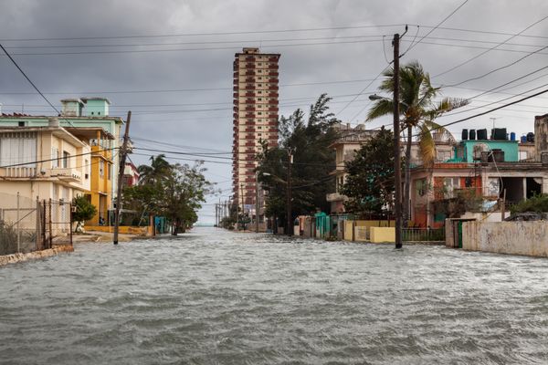 سیل در هاوانا کوبا طوفان چنان قوی بود که پاراپتیک سنگ نمی توانست از حمله امواج غول پیکر جلوگیری کند در نتیجه بخشی از هاوانا پایتخت کوبا سیل شد