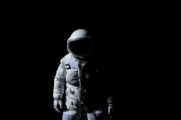 فضانورد دست ها را قابل مشاهده می کند