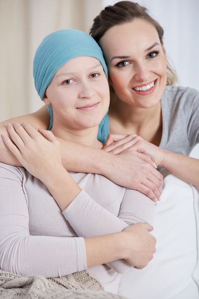 جوان زن سرطانی و خواهر مراقبت کننده