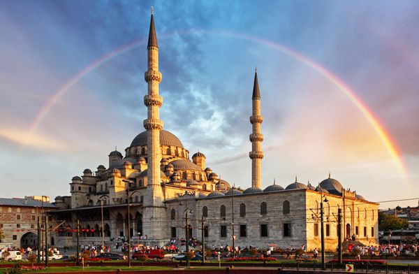 استانبول مسجد جدید Yeni Cami در شب با Rainbow منطقه Eminonu ترکیه