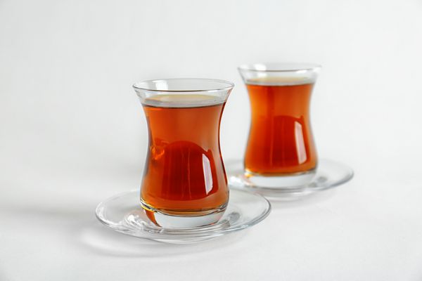 چای ترکی در عینک های سنتی بر روی سفید