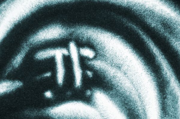 چکیده یک تصویر تلطیف شده از نماد Pi در شن و ماسه نقاشی شن و ماسه پس زمینه انتزاعی چکیده انیمیشن شن و ماسه نقاشی شن و ماسه بر روی یک میز درخشان