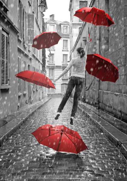 دختر با چترهای قرمز پرواز در زمین تصویر مفهومی سورئال تصاویر سیاه و سفید با عناصر قرمز