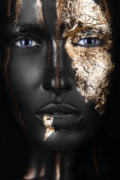 پرتره مد یک دختر سیاه پوست با طلا makeupupBeauty صورت تصویر گرفته شده در استودیو در پس زمینه سیاه و سفید