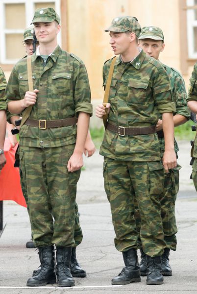 MOROZKI RUSSIA 14 ژوئیه 2007 سربازان جوان روسی در روز ارتش در ارتش